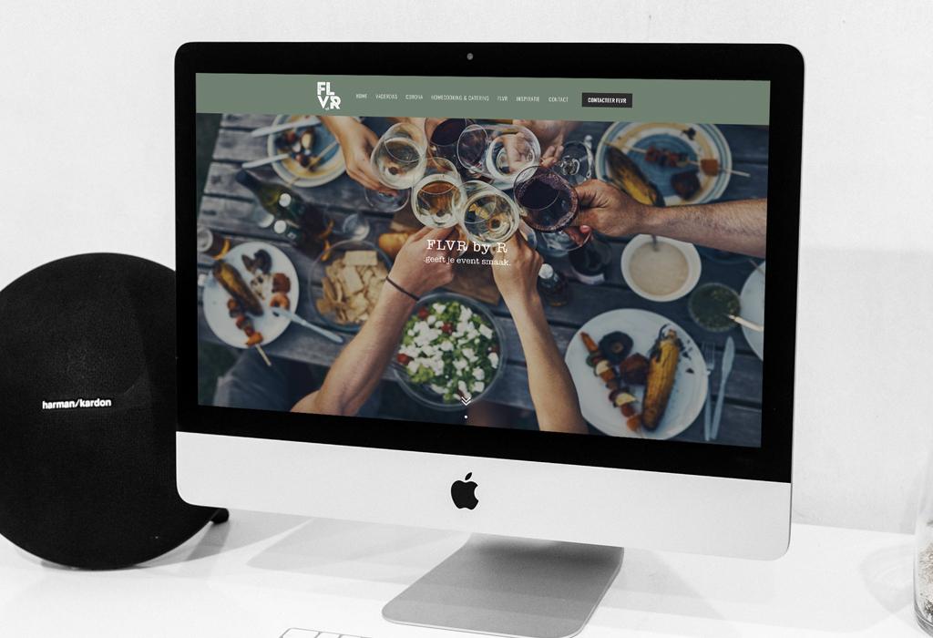 beeld van computer met de website van FLVR-catering